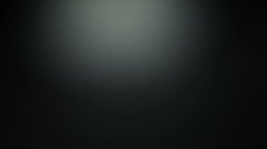 Soyut ışık sızıntıları siyah arkaplanda kayboluyor. Yavaş çekim. 