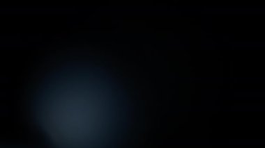 Mavi mercek alevi yavaş çekimde üstüste biner. 