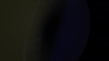 Lens parlamalarının yavaş hareketi siyah arkaplana dönüşüyor.