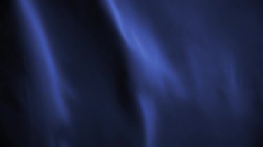 Violet şifon tekstil rüzgarda sallanıyor. Soyut doku arkaplanı. Yavaş çekim. 