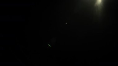 Kaplamalar ya da geçişler için siyah arka planda mercekler parlıyor. Yavaş çekim.