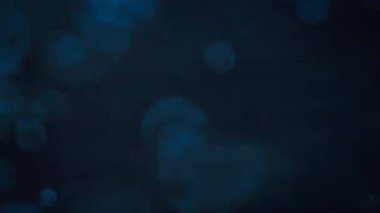 Mavi simli parçacıklar yavaş çekimde patlıyor. 