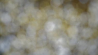 Altın ve gümüş parlamaları soyut bir arkaplan oluşturuyor. Yavaş çekim. 