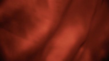 Kırmızı şifon tekstil rüzgarda sallanıyor. Soyut doku arkaplanı. Yavaş çekim. 
