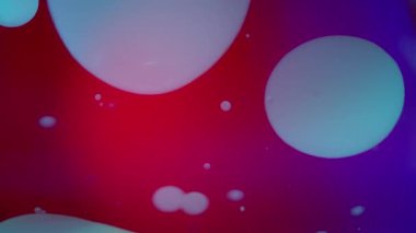 Arkaplanda sıvı halindeki lav kabarcıkları var. Yavaş çekim, soyut. 