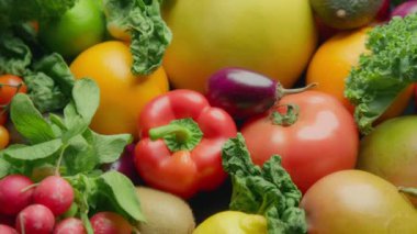 Taze meyve ve sebze çeşitleri. Beslenme ve sağlıklı beslenme konsepti. Yavaş çekim, doli atış.. 