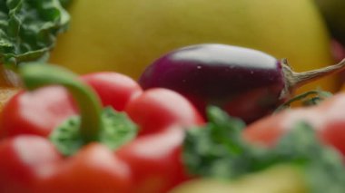 Taze patlıcan, çeşitli ürün çeşitliliğine karşı. Beslenme ve sağlıklı beslenme konsepti.