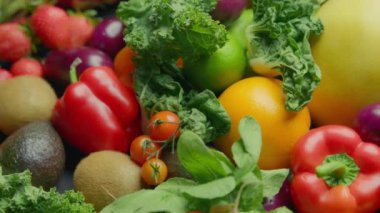 Taze ürünlerin çeşitliliği. Beslenme ve sağlıklı beslenme konsepti. Yavaş çekim, doli atış.. 