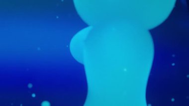 Soyut lav kabarcıkları mavi arka planda sıvı halinde akıyor. Yavaş çekim. 