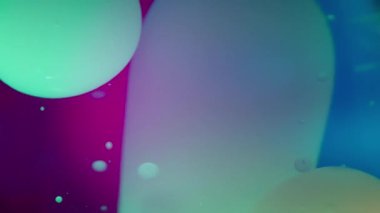 Lav kabarcıkları renkli arka planda sıvı içinde akıyor. Yavaş çekim, soyut. 