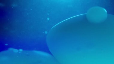 Sıvı içinde akan mavi lav kabarcıkları. Yavaş çekim.