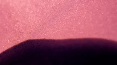 Pembe simli parçacıklar soyut ağır çekimde yüzüyorlar.. 