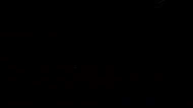 Elektrikli plazma topu enerji ışınlarını hızla boşaltıyor. Yüksek yoğunluklu soyut görüntüler. 