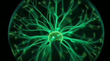 Siyah zemin üzerinde yeşil enerji ışınları olan elektirikli plazma topu. Yavaş çekim. 