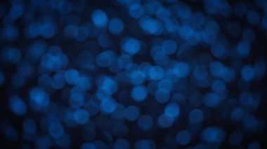 Soyut bokeh arkaplanda parlak mavi parıltı. 