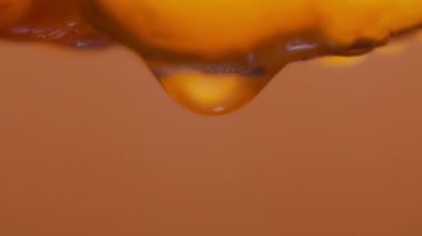 Ananas diliminden düşen bir su damlasının makro görüntüsü. Yavaş çekim. 