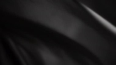 Siyah şifonlu dalgalı kumaş rüzgarda uçuşuyor. Yavaş çekim. 