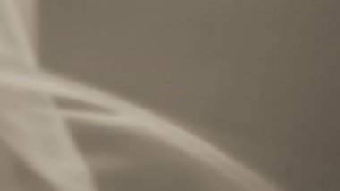 Rüzgarda sallanan bej şifonun soyut arkaplanı. Yavaş çekim. 