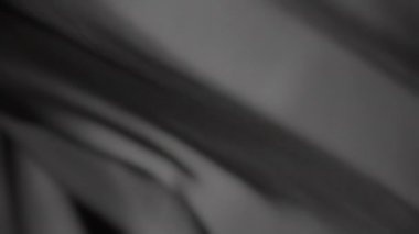 Koyu gri şifonlu dalgalı kumaş rüzgarda uçuşuyor. Yavaş çekim. 