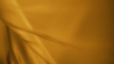 Sarı şifonlu dalgalı kumaş rüzgarda uçuşuyor. Yavaş çekim. 
