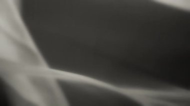 Rüzgarda sallanan gri şifonun soyut arka planı. Yavaş çekim. 