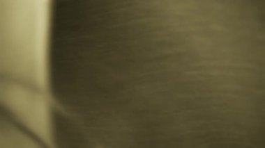 Rüzgarda sallanan sarı şifon kumaşın dokusu. Yavaş çekim. 