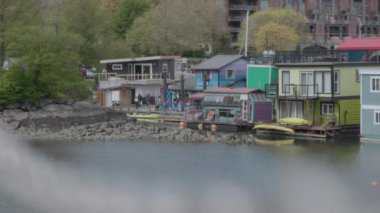 Victoria, Kanada 'da yüzen evler ve şehir limanı. Yavaş çekim.