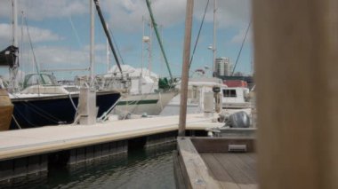 Şehir limanına yanaşmış tekne ve yatlar. Yavaş çekim.