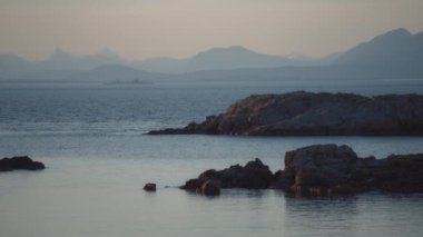 Gün batımında Vancouver Adası yakınlarında Pasifik Okyanusu 'nun manzaralı kıyı manzarası. Yavaş çekim.