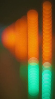 Kırmızı ve yeşil dans eden Noel ışıkları. Dikey video. Klasik Görünüm.