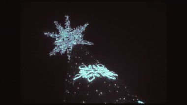 Gecenin bir yarısı ağaçta parlayan bir Noel yıldızı. Klasik Görünüm.