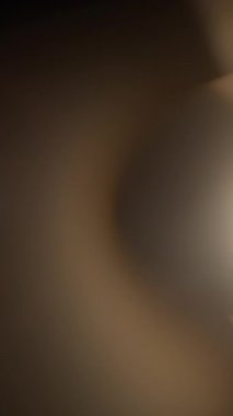 Bir sürü sıcak ışık sızıntısı ve gökkuşağı prizma kırılması. Ağır çekim. Dikey Biçim.