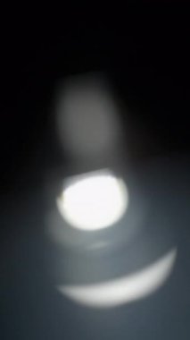 Cam prizma yansımasından oluşan soyut ışık sızıntıları. Ağır çekim. Dikey Biçim.