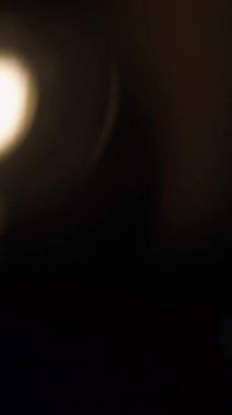 Gökkuşağı prizması yığını ve ışık sızıntısı. Ağır çekim. Dikey Biçim.