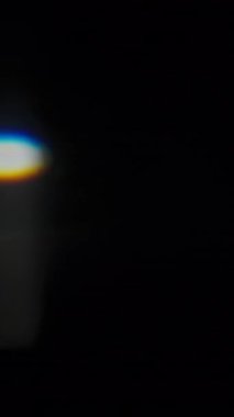 Cam prizma kırıklarından oluşan yavaş çekim ışık sızıntıları. Dikey Biçim.