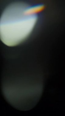 Gökkuşağı prizması yığını ve ışık sızıntısı. Ağır çekim. Dikey Biçim.