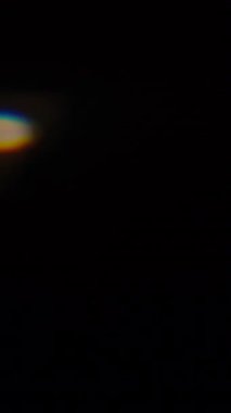 Işık sızıntıları olan soyut prizma gradyan ve gökkuşağı renkleri. Ağır çekim. Dikey Biçim.