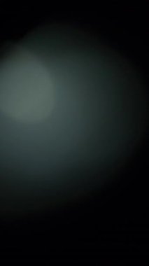 Işık sızıntısı sürüsü renk değişimi prizması yaratıyor. Ağır çekim. Dikey Biçim.