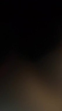 Otantik prizma sürüsü ve ışık yavaş çekimde sızıyor. Dikey Biçim.