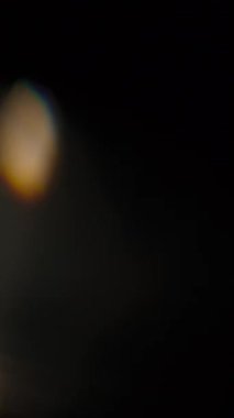 Cam prizma yansımasından oluşan bir sürü soyut ışık sızıntısı. Ağır çekim. Dikey Biçim.