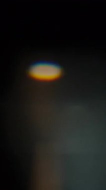 Bir sürü sıcak ışık sızıntısı ve gökkuşağı prizma kırılması. Ağır çekim. Dikey Biçim.