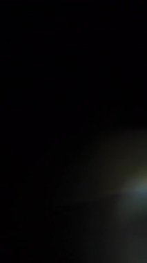 Ilık ışık sızıntıları ve gökkuşağı prizması yansımaları. Ağır çekim. Dikey Biçim.