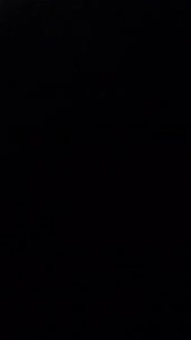 Cam prizma kırıklarından oluşan yavaş çekim ışık sızıntıları. Dikey Biçim.