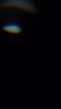 Prizma örtüşüyor ve ışık yavaş çekimde sızıyor. Dikey Biçim.