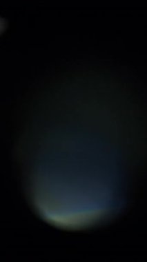 Cam prizma yansımasından oluşan soyut ışık sızıntıları. Ağır çekim. Dikey Biçim.