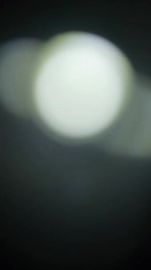 Işık sızıntılı gradyan renklerin soyut prizmaları. Ağır çekim. Dikey Biçim.