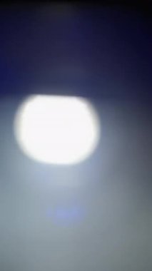 Bir sürü mavi ışık sızıntısı ve gökkuşağı prizma kırılması. Ağır çekim. Dikey Biçim.