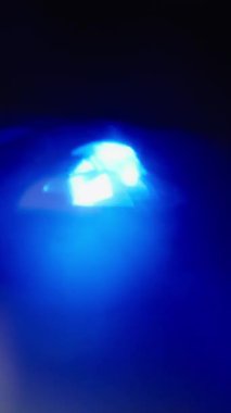 Bir sürü otantik prizma ağır çekimde üst üste biniyor. Dikey Biçim.