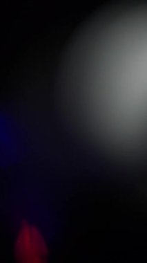 Bir sürü otantik prizma ağır çekimde üst üste biniyor. Dikey Biçim.