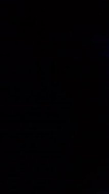 Bir sürü ışık sızıntısı ve prizma kırılması. Ağır çekim. Dikey Biçim.